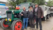 Oldtimerfreunde treffen sich auf Splettis Hof in Züsedom