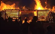 Osterfeuer in Berlin und Brandenburg: Tradition mit spektakulären Holzskulpturen