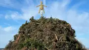 Osterfeuer-Spektakel im Harz: Strohpuppe lodert über Stecklenberg