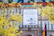 Ottifant mit Kapitänsmütze am Emder Rathaus zur Maritimen Konferenz