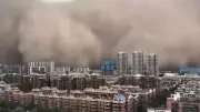 Panik in Xinjiang: Gigantische Staubwolke verschluckt Stadt in Minuten