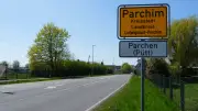Parchim begrüßt am Ortseingang mit plattdeutschen Schildern
