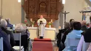 Pastor weiht Christus-Statue mit weiblichen Formen in historischer Hildebrandshagener Kirche