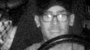 Polizei fahndet mit Blitzerfoto: Smart-Dieb raste mit 118 km/h in Tempo-30-Zone