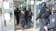 Polizei schießt auf flüchtigen Mann und stürmt Klinik in Pinneberg