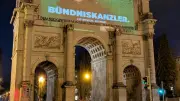 Polizei stoppt illegale Habeck-Projektion auf Münchner Siegestor – Bußgeldverfahren eingeleitet