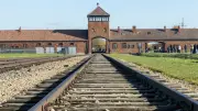 Polizist zu Auschwitz-Besuch wegen Nazi-Parole verurteilt