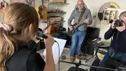 Polnischer Musiklehrer begeistert Uckermark: Szymon Dominiak-Gorski als 'Goldschatz' in Brüssow