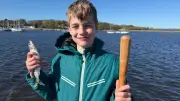Premiere am Hafen: Zehnjähriger Schüler fängt seinen ersten Hering in Rostock