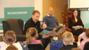 Prominente Vorleser begeistern Grundschüler in Jarmen zum Welttag des Buches