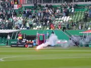 Pyro-Zwischenfall beim Nordderby: Schweinsteiger und Moderatorin müssen flüchten