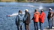 Rasante Elektro-Rennboote: Internationaler Modellsport-Wettbewerb am Glambecker See
