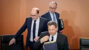Regierung plant XXL-Gehaltserhöhung für Spitzenbeamte während Sparmaßnahmen