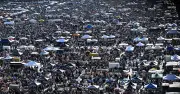 Riesenflohmarkt auf der Theresienwiese lockt bei Sonnenschein tausende Besucher an