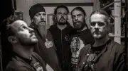 Rockband „Smoking Hut On Stones“ ehrt verstorbenen Freund mit neuem Album nach zehn Jahren