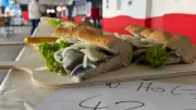 Rostock knackt Weltrekord: Über 42 Meter langes Fischbrötchen für wohltätigen Zweck