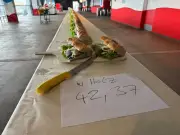 Rostock knackt Weltrekord: Längstes Fischbrötchen misst 42,37 Meter