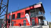 Rostocker Seehafen: Neues Stellwerk „Roter Riese“ steuert Schienenverkehr mit Millioneninvestition