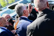 Schah-Sohn Pahlavi in Berlin mit roter Flüssigkeit bespritzt
