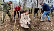 Schüler pflanzen neue Eichen an der Saale bei Bernburg für nachhaltige Zukunft