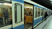 Schüler-Team erzwingt flache U-Bahn-Rampen für Rollstuhlfahrer in München