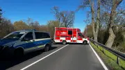 Schwerer Frontalcrash auf B96: 19-Jähriger lebensgefährlich verletzt - Bundesstraße stundenlang gesperrt