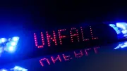 Schwerer Motorradunfall auf B96 bei Neustrelitz: Biker prallt auf VW