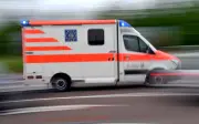 Schwerer Motorradunfall in Zwickau: 38-Jährige prallt gegen Baum