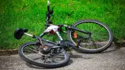Schwerer Radunfall in Oebisfelde: Schulterblick reicht nicht - Radfahrer prallt gegen Transporter