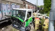 Schwerer Unfall am Bahnübergang in Düsseldorf: Drei Verletzte