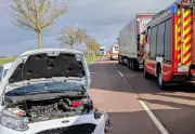 Schwerer Unfall auf B185: Rettungswagen kollidiert mit Ford – Radfahrerin per Hubschrauber ausgeflogen