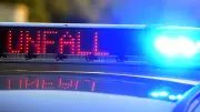 Schwerer Unfall auf B187: Zwei Schwerverletzte nach Kollision mit Tor