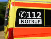 Schwerer Unfall in Potsdam: Auto kracht gegen Baum - zwei Personen verletzt