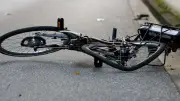 Schwerer Verkehrsunfall in Magdeburg-Sudenburg: Radfahrer nach Kollision mit Auto verletzt
