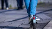 Schwerin: E-Scooter-Fahrerin nach Kollision mit Radfahrer im Krankenhaus