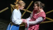 Shakespeare in Malchin: Theater Total bringt 'Wie es euch gefällt' in die Lindenhalle