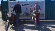 Simson-Doktor und Tochter Maika öffnen Werkstatthof für Trödelmarkt in der Uckermark