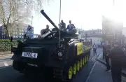Skurrile Kampfpromotion: Boxer Chisora fährt mit Panzer durch London
