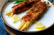 Spargel-Cordon-Bleu: Knusprige Panade trifft zarte Spargelstangen mit Schinken und Käse