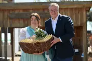 Spargelsaison in Thüringen eröffnet: Ministerpräsident Voigt kürt neue Spargelkönigin