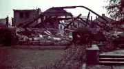 Spaziergang durch den Rosengarten: Säulenreste erzählen von mondänem Bankhaus in Rostock