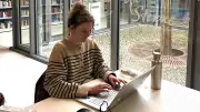 Stadtbibliothek als Lernort: Warum Schüler und Studierende hier konzentrierter arbeiten