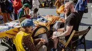 Stiller Protest in Halle: Reparaturwerkstatt auf Marktplatz kämpft gegen Wegwerfmentalität