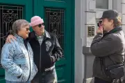 Streetwear-Star mit 80: „Gramps“ und Ehefrau Angela begeistern Millionen im Netz