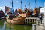 Störtebeker-Koggen kehren zurück: Piratenschiffe für Festspiele in Ralswiek zu Wasser gelassen