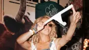 Sydney Sweeney verteilt Unterwäsche beim Stagecoach-Festival