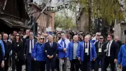 Tausende beim „Marsch der Lebenden“ in Auschwitz: Gedenken an Holocaust-Opfer und Warnung vor Antisemitismus