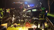 Tödlicher Frontalcrash auf Landstraße: Zwei Männer sterben, Hund aus Mercedes-Wrack gerettet
