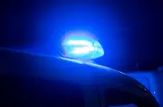 Tödlicher Unfall in Schiffdorf: Elektroauto prallt gegen Baum und geht in Flammen auf