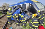 Tödlicher Zugunfall in der Slowakei: Ein Toter und 21 Verletzte nach Kollision mit Lastwagen